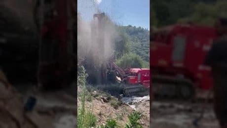 Imperia, il rabdomante Mauro Ferro fa scoprire una vena d'acqua | Video