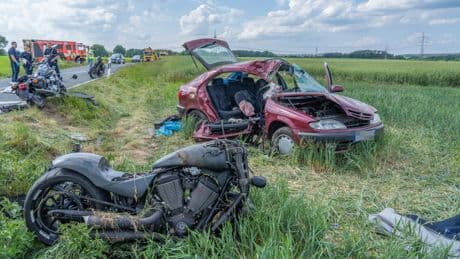 Horror-Crash in Mittelfranken - Auto schleudert in Gegenverkehr! Zwei Tote
