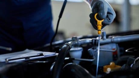 Así debes comprobar el aceite de tu coche para un rendimiento óptimo