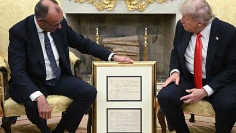 Merz schenkt Trump Geburtsurkunde seines Großvaters aus der Pfalz