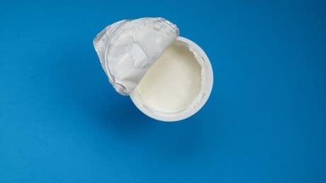 Deckel abmachen oder dranlassen? Wie Sie Joghurtbecher richtig entsorgen