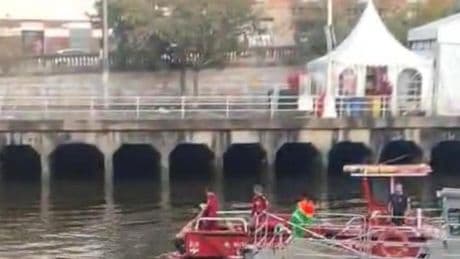 Rescatan a un hombre en la ría de Bilbao