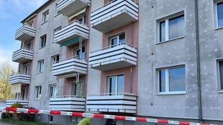 Rettungseinsatz: Frau stürzt mit Kind von Balkon
