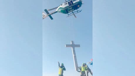La emblemática cruz del Aneto vuelve a coronar los Pirineos tras su restauración
