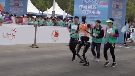 Chinesische Roboter laufen Halbmarathon gegen Menschen