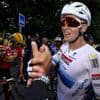 Tim Merlier spurt naar de zege in Duinkerke na chaotische finale, ook Remco Evenepoel komt ten val
