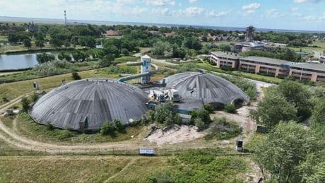 Ameland is vandalisme bij verlaten zwembad beu en legt dwangsom op