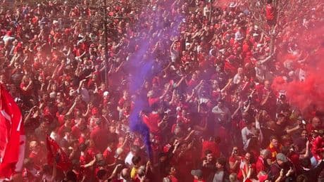 Premier League : un supporter d’Everton parvient à glisser des fumigènes bleus durant les festivités du titre de Liverpool