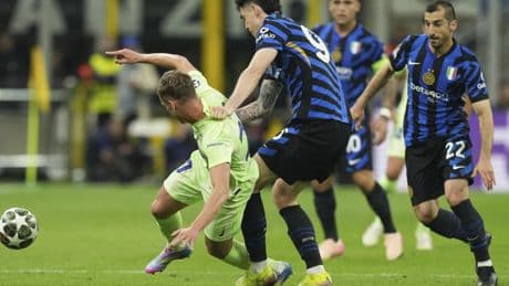La dupla holandesa del VAR no ve penalti de Acerbi por mano