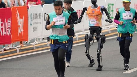 Peking: Chinesische Roboter laufen Halbmarathon gegen Menschen