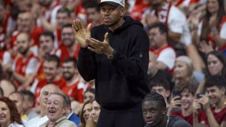El UCAM Murcia gana con Giannis Antetokounmpo en primera fila