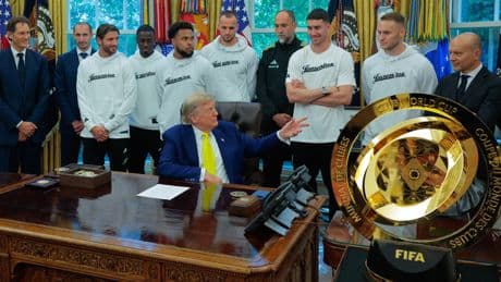 Foot : scène lunaire à la Maison-Blanche entre Donald Trump et les joueurs de la Juventus