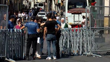 İstanbul'da 3 kişi Onur Yürüyüşü'ne katıldığı gerekçesiyle tutuklandı