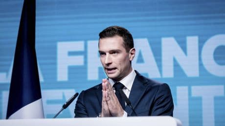 Jordan Bardella abandera la "vía italiana" de la extrema derecha