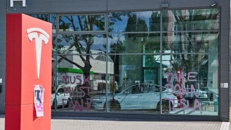 Protest gegen Tesla: Aktivisten beschmieren Tesla-Autohaus an Musks Geburtstag
