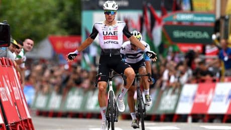 Juan Ayuso pakt tweede ritzege in Vuelta, Jonas Vingegaard blijft leider