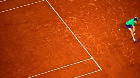 Carlos Alcaraz face à Jannik Sinner, une finale de Roland-Garros où la terre battue, aussi, a son mot à dire