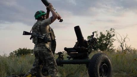 Guerre en Ukraine : au sein de la 3e brigade d’assaut ukrainienne, des centaines de soldats arborent toujours des symboles néonazis