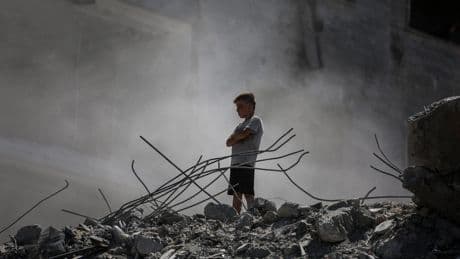 Guerre à Gaza, jour 706 : le Qatar « réévalue » son rôle de médiateur, Israël intercepte un missile