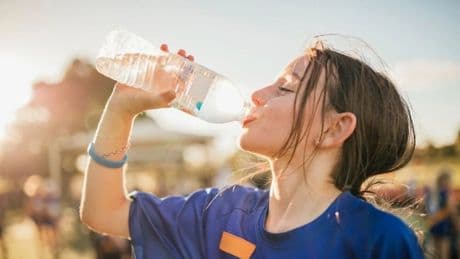 Her gün kullanıyoruz ama sessizce zehirleniyoruz! Uzmanlar uyardı: Plastik şişelerdeki bu detaya dikkat!