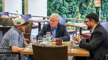 Le sénateur démocrate américain Chris Van Hollen réussit à rencontrer Kilmar Abrego Garcia, Salvadorien expulsé à tort par l’administration Trump