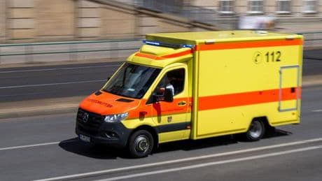 Ermittlungen: Auto prallt gegen Pfeiler - Fahrerin stirbt