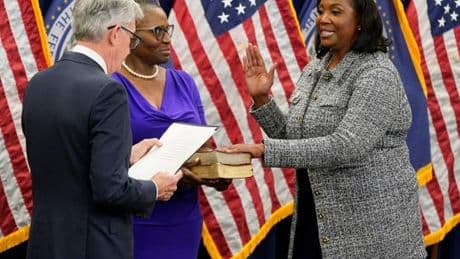 Lisa Cook, gouverneure de la Fed, saisit la justice après que Donald Trump a annoncé vouloir la limoger