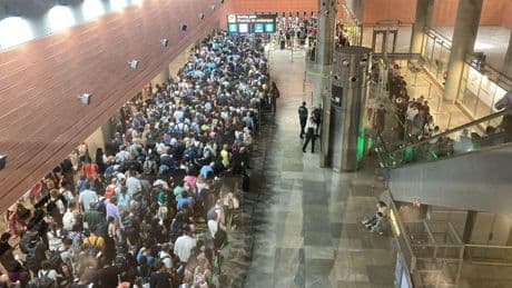 Interior atribuye el caos de la T4 a un "fallo informático" pero los policías culpan a Aena de "falta de planificación" en Barajas