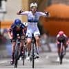 Wiebes sprint naar zege in Giro na massale vechtpartij in laatste kilometers