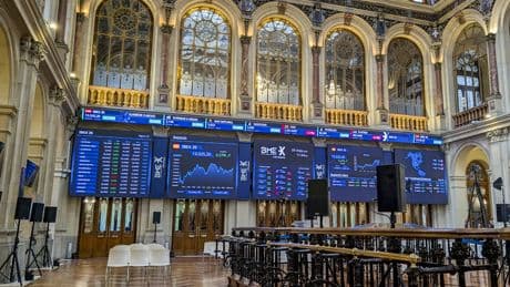 La bolsa española conquista máximos de la crisis financiera de 2008, por encima de los 13.500 puntos