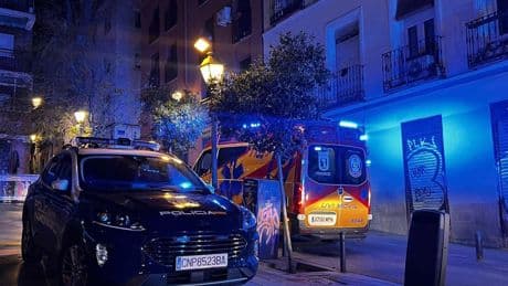 Dos jóvenes en estado muy grave tras ser apuñalados de madrugada en el cuello en plena calle en Lavapiés