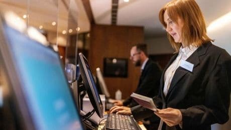 Ifo-Beschäftigungsbarometer: Unternehmen bauen wieder verstärkt Jobs ab – nur einige Dienstleister stellen mehr ein