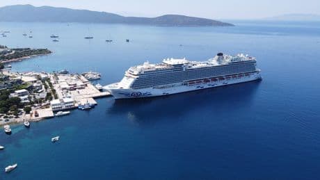 Bodrum'a ilk kez gelen gemiye bando ve halk oyunlu karşılama