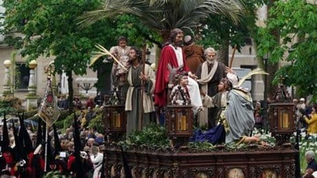 La procesión del Borriquito se impone al mal tiempo y completa su recorrido bajo la lluvia