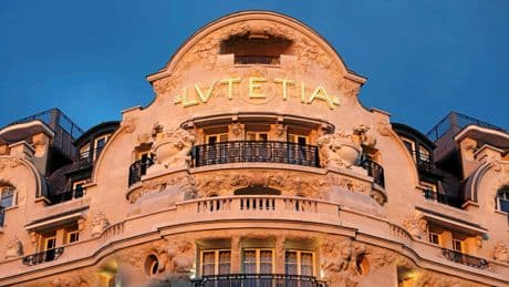 Un palace parisien transformé en centre d’accueil pour les rescapés des camps nazis