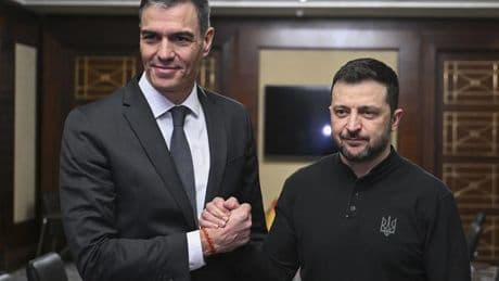 Sánchez habla con Zelenski y le apoya en su oposición total a la reunión entre Trump y Putin: "Nada de Ucrania sin Ucrania"
