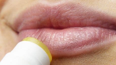Labbra screpolate d'estate, come renderle morbide. 4 soluzioni da portare anche in vacanza