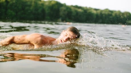 Brust, Rücken, Kraulen & Co.: Bei diesem Schwimmstil verbrennen Sie am meisten Kalorien