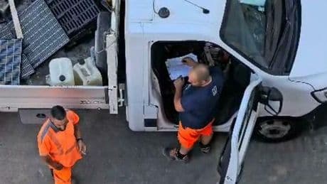 Roma, operai sniffano cocaina prima di mettersi al lavoro. Il video choc nel cantiere al Fleming