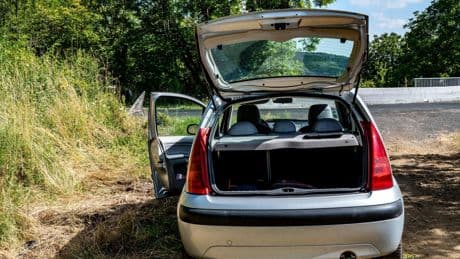 Les voitures radars privées flashent-elles même quand elles sont garées sur le bord de la route ? La réponse officielle de la Sécurité routière