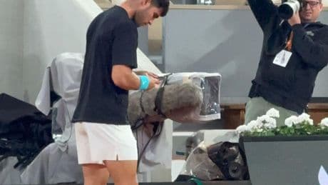 Alcaraz hace una foto a la placa de Nadal antes de las semifinales