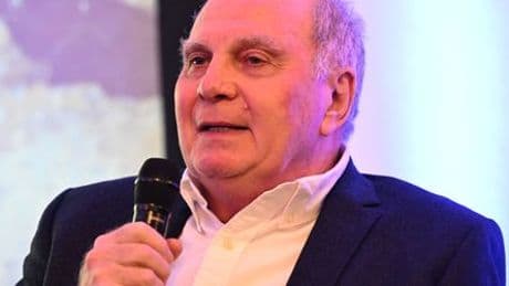 Fußball: Bayern Münchens Ehrenpräsident Uli Hoeneß kritisiert Transfersummen