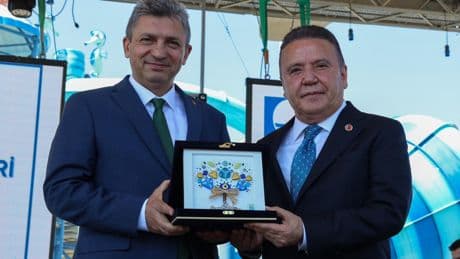 Başkan bol ödüllü ama 'çevresi' kötü!