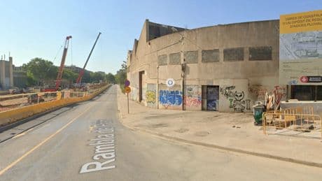 Okupan la nave de una antigua fábrica en Barcelona y organizan una fiesta rave