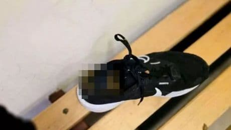 Polizei ermittelt! - Schiri findet Kackwurst in seinem Schuh