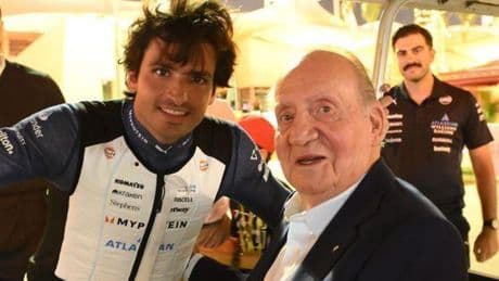 El rey Juan Carlos reaparece en Baréin tras demandar a Corinna y Revilla:  rodeado de pilotos y con su inseparable bastón