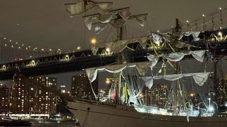 À New York, un voilier heurte le pont de Brooklyn : 22 blessés dont trois graves