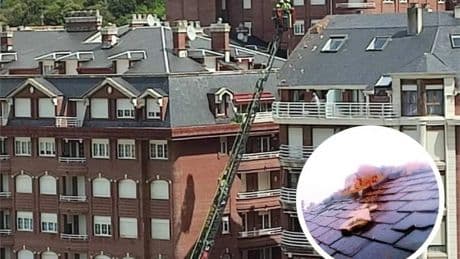 Un rayo cae en un edificio en Castro y provoca daños en el tejado y la chimenea