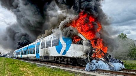 Lkw kracht in S-Bahn  - 16 Verletzte! Zug-Inferno in Österreich