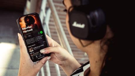 ¿Una de cada cinco nuevas canciones creada por IA? Cada plataforma musical prepara la guerra por libre